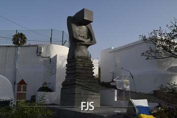 Lomo Magullo abraza la vida con la escultura homenaje a la Traída del Agua/Francisco Javier Santana y TA.